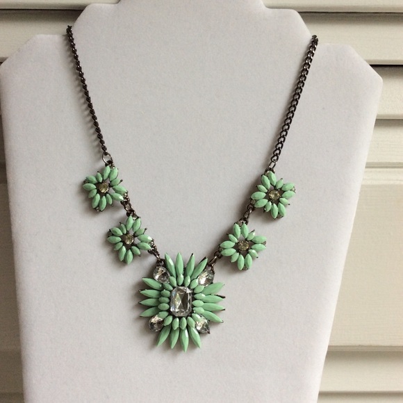Statement Necklace w/Mint Green Flowers & Stones. - Picture 7 of 8